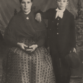 Juan, niño, con su madre Teresa
